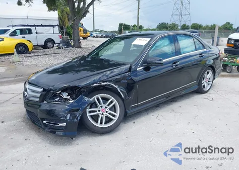 2013 Mercedes-Benz C 300 Luxury 4Matic/Sport 4Matic z USA, uszkodzony, nr VIN WDDGF8AB3DG067271